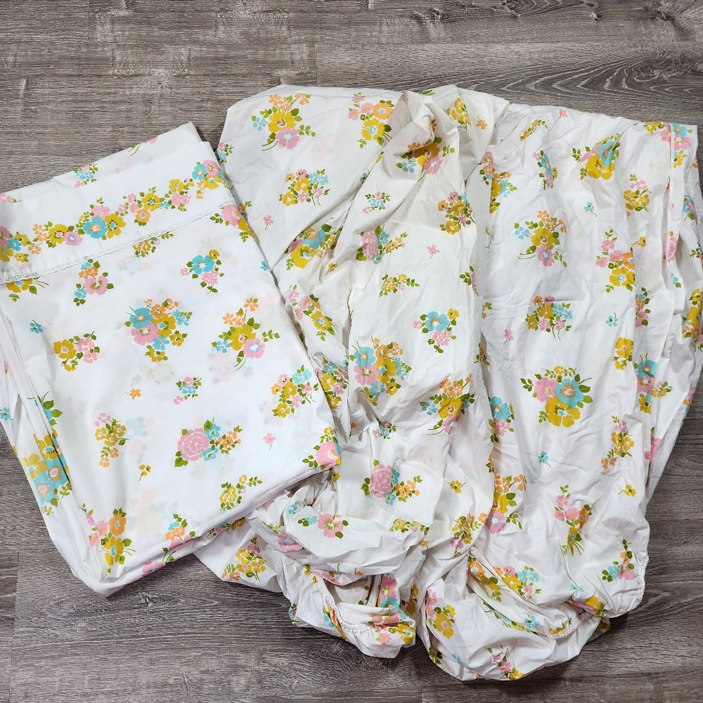 VINTAGE Retro 3pc Bedding 2 Floral Fitted Sheet 1 Top Sheet Twin